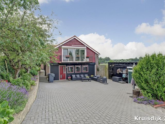 Kruisdijk 2, Strijen
