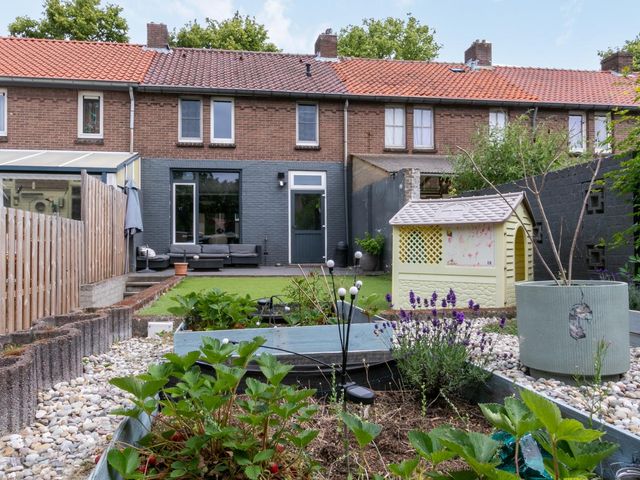Julianalaan 40, Weert