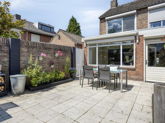Prunuslaan 11, Roosendaal