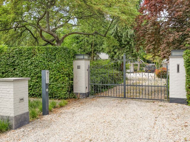 Achttienhontpad 4, Warmond