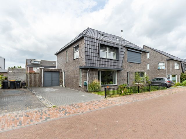 De Hartakker 13, Eelde