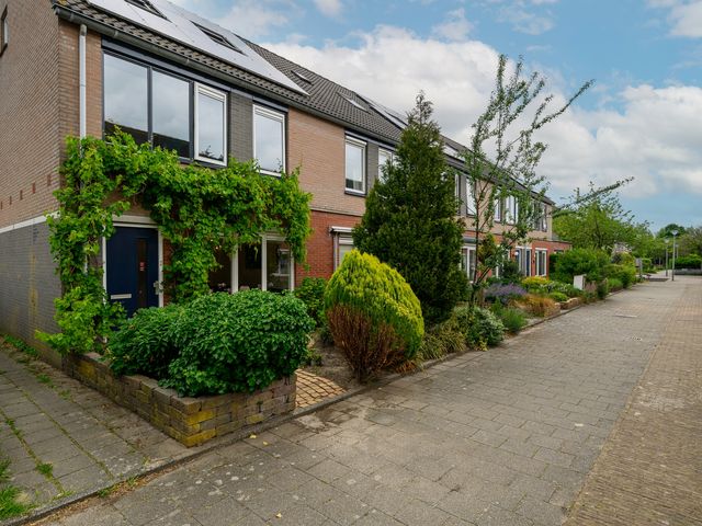 Alexander Adamskistraat 1, Voorschoten