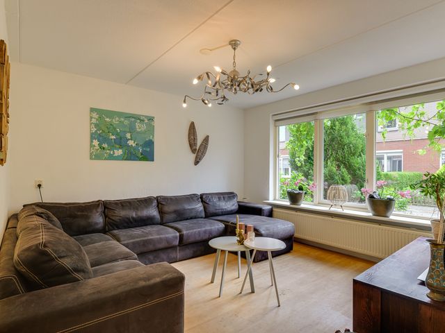 Alexander Adamskistraat 1, Voorschoten