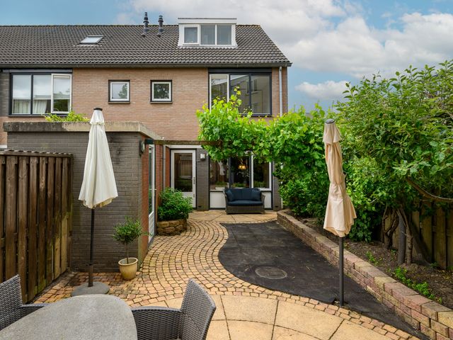 Alexander Adamskistraat 1, Voorschoten