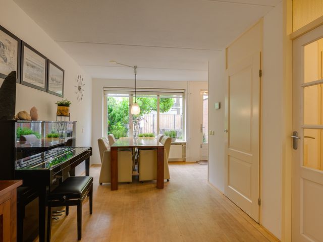 Alexander Adamskistraat 1, Voorschoten