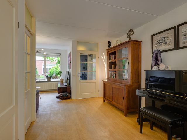 Alexander Adamskistraat 1, Voorschoten