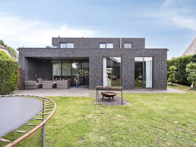 Geeneinde 8-B  , Weelde