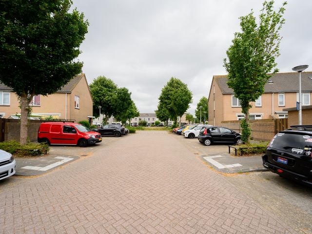 Lau Mazirelstraat 8, Spijkenisse
