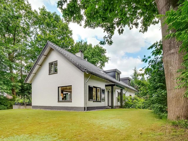Burg. Van Holthelaan 1, Zeist
