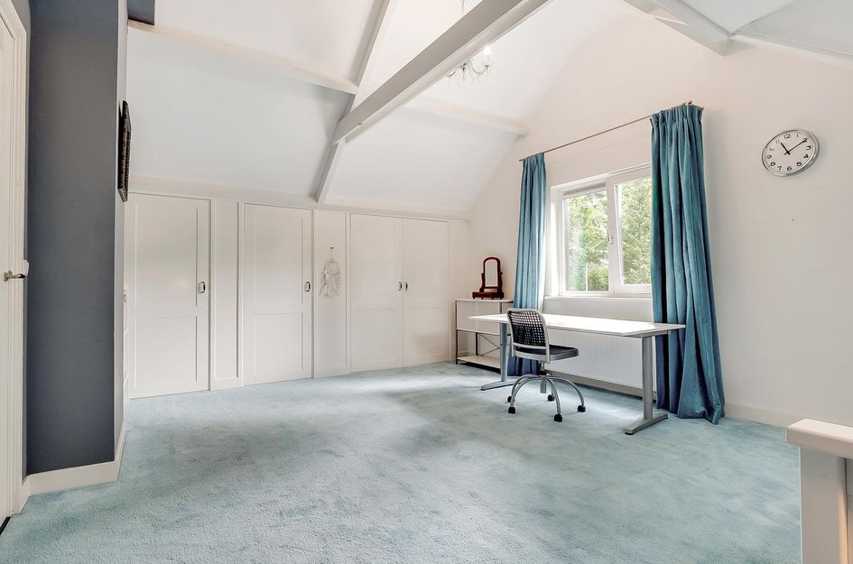 Burg. Van Holthelaan 1