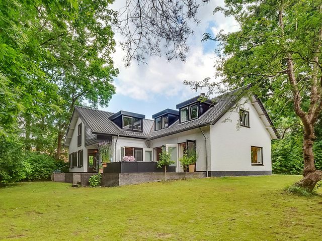 Burg. Van Holthelaan 1, Zeist
