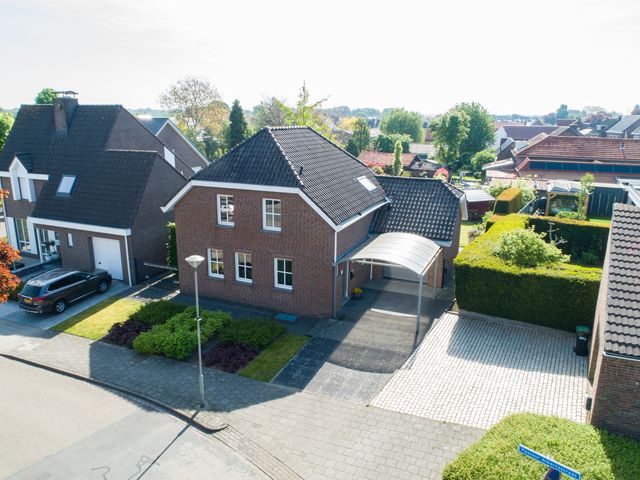 Pastoor Albertsstraat 10, Puth
