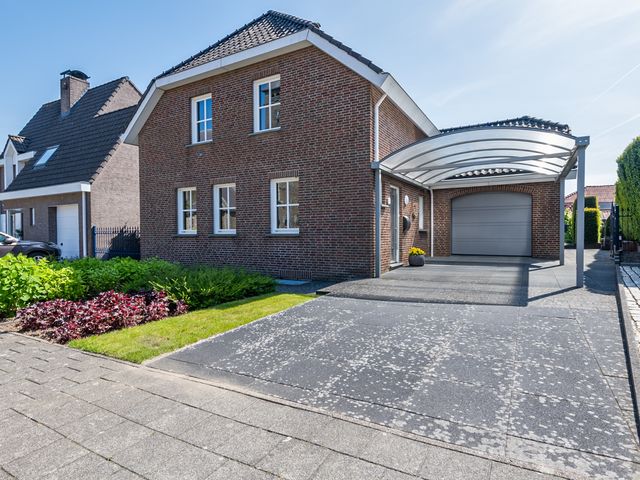 Pastoor Albertsstraat 10, Puth