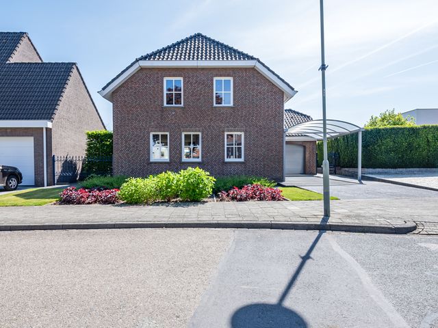 Pastoor Albertsstraat 10, Puth