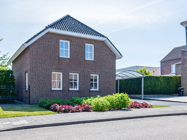 Pastoor Albertsstraat 10, Puth