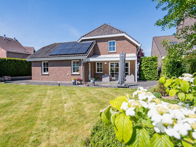 Pastoor Albertsstraat 10, Puth