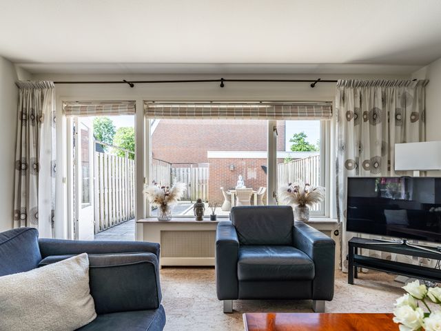 Zwaluwweg 30, Voorschoten