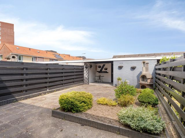 Van Lenneplaan 11, Roosendaal
