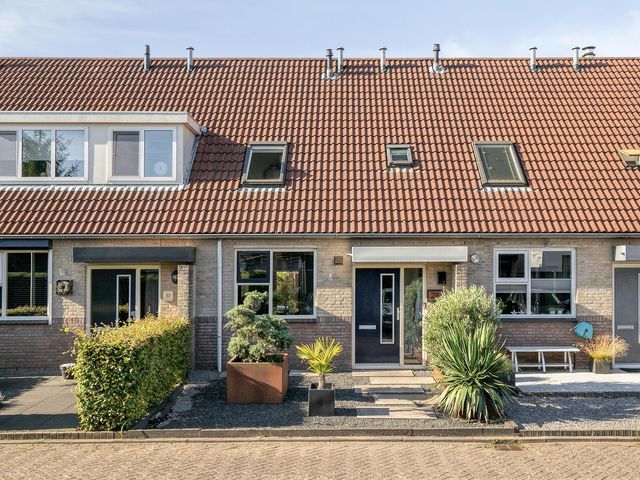 Meerkoetplaats 28, Numansdorp