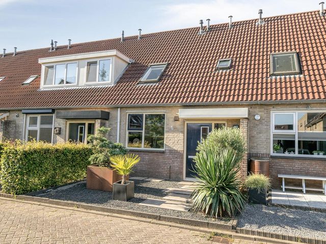 Meerkoetplaats 28, Numansdorp