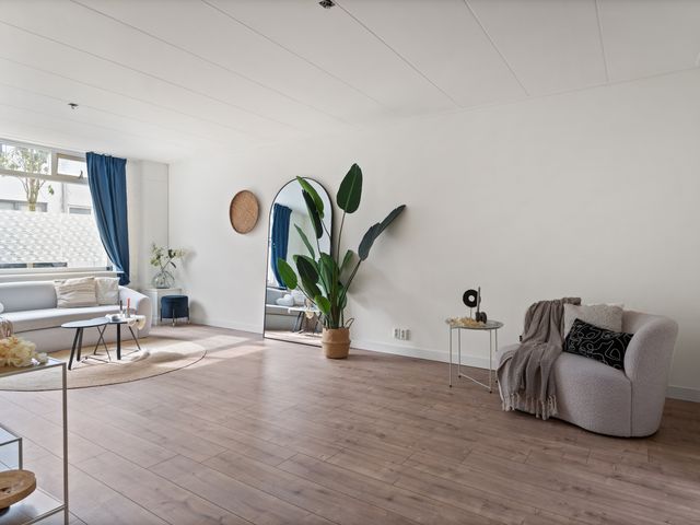 Middelharnissestraat 12, Schiedam