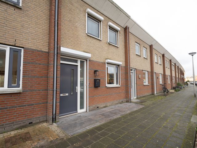 Marguerite Durasstraat 82, Spijkenisse