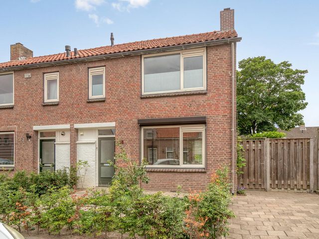 Burg van Poppelstraat 49, Gilze