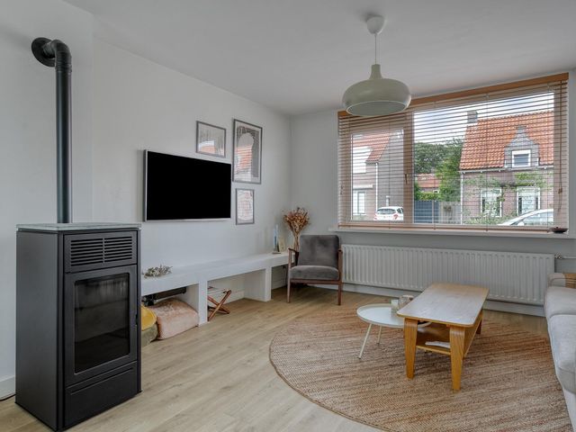 Burg van Poppelstraat 49, Gilze