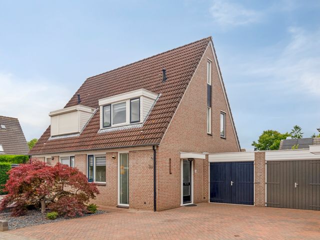Van Der Beekstraat 30, Genderen