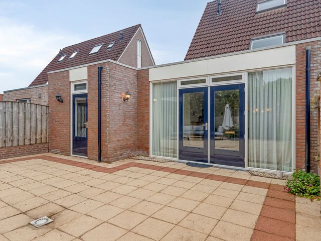 Van Der Beekstraat 30, Genderen