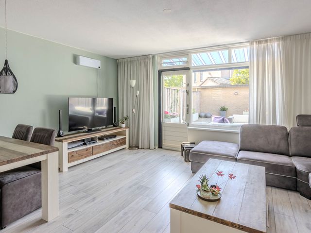 Donaulaan 8, Spijkenisse