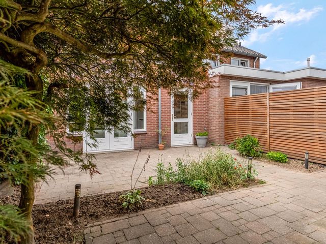 Van der Duyn van Maasdamstraat 4, Elst
