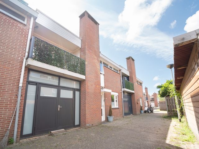Azalea 9, Hellevoetsluis
