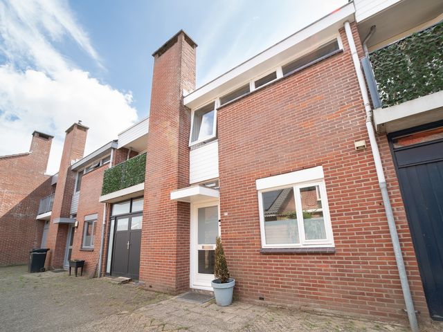 Azalea 9, Hellevoetsluis