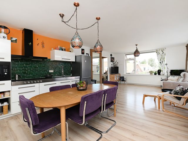 Helmstraat 14B, Monster