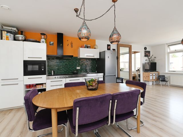 Helmstraat 14B, Monster