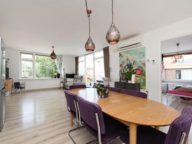 Helmstraat 14B, Monster