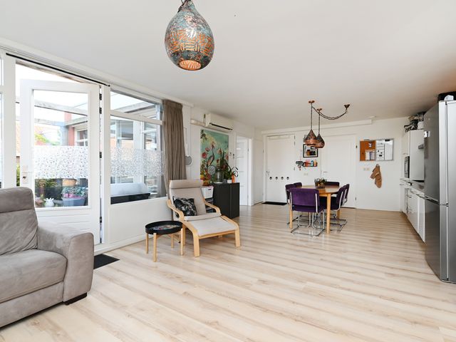Helmstraat 14B, Monster