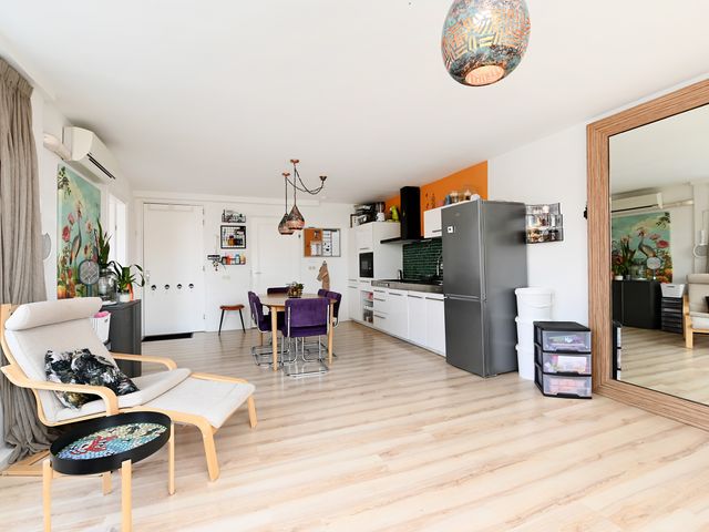 Helmstraat 14B, Monster