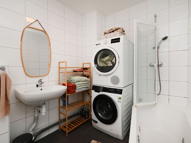 Helmstraat 14B, Monster