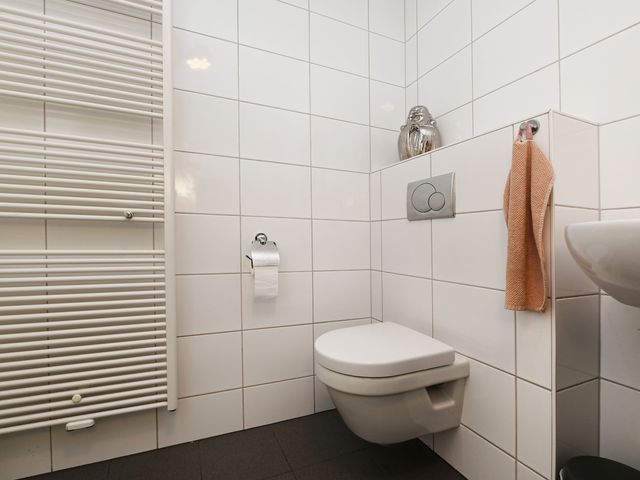 Helmstraat 14B, Monster
