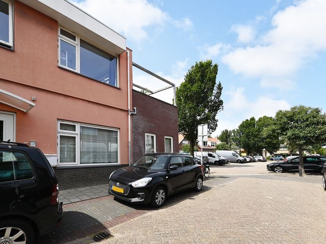 Helmstraat 14B, Monster