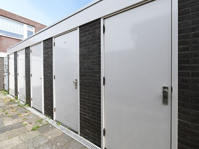 Helmstraat 14B, Monster