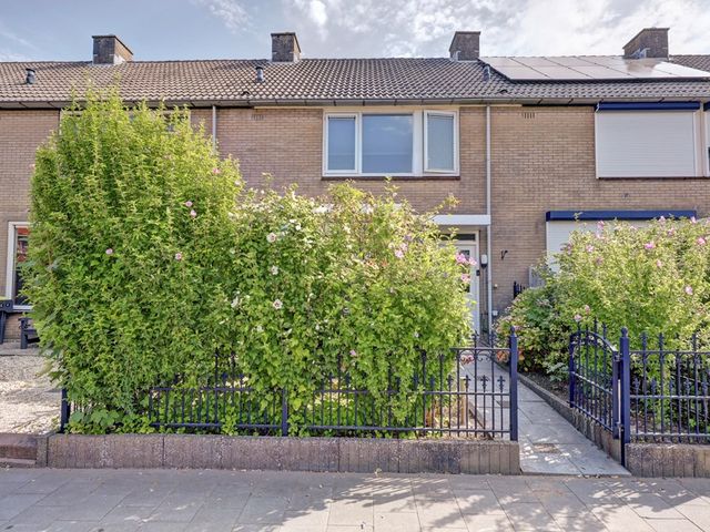 Julianastraat 93, Strijen