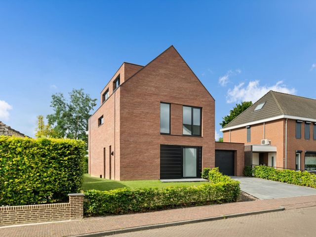 Spoorstraat 73, Geleen
