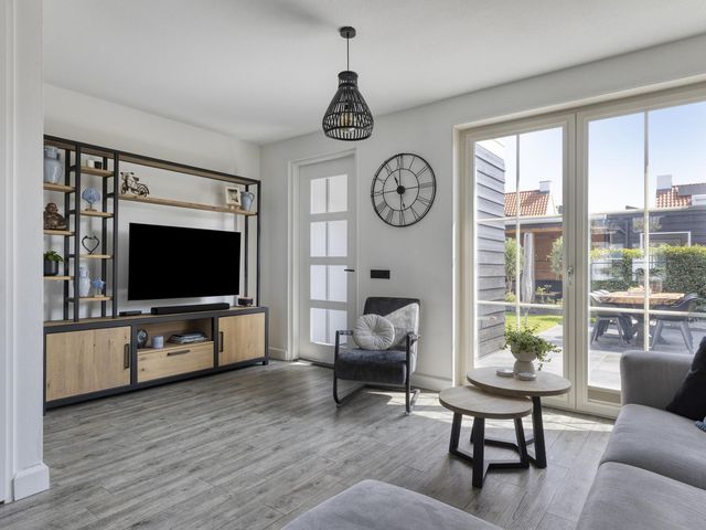 Skimmiastraat 8, 'S-Gravenpolder