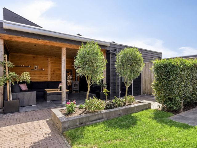 Skimmiastraat 8, 'S-Gravenpolder