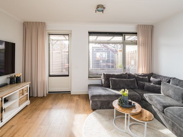 De Hoenderkampen 24, Hellouw
