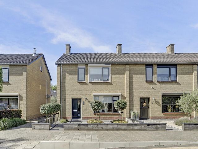 Anjerstraat 13, Sint-Maartensdijk