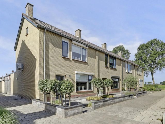 Anjerstraat 13, Sint-Maartensdijk